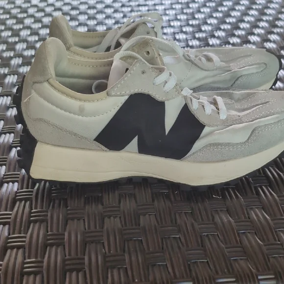 Women's s Black and White New Balance 327 - Picture 1 of 7